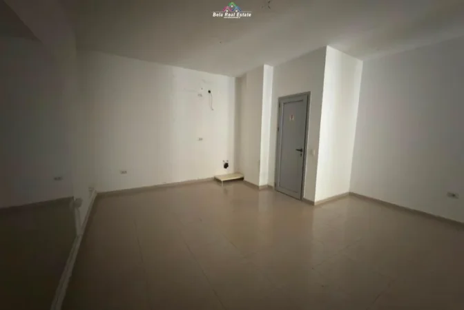 Tirane, jepet me qera dyqan Kati 0, 51 m² 830 € (prane kristalit)