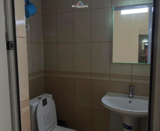 Tirane, jepet me qera dyqan Kati 0, 51 m² 830 € (prane kristalit)