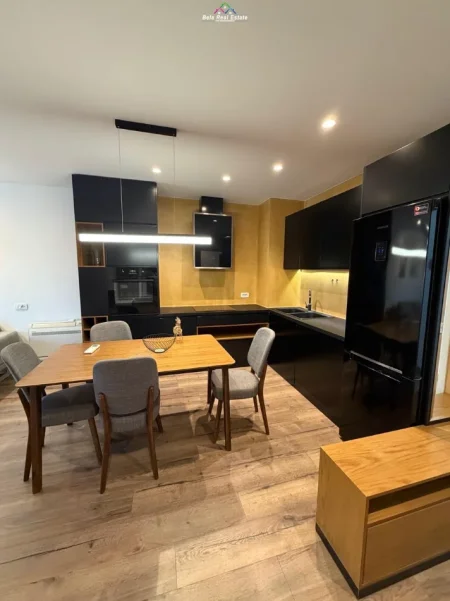 Tirane, jepet me qera apartament 2+1+Ballkon Kati 11, 90 m² 800 € (Kompleksi Kontakt)