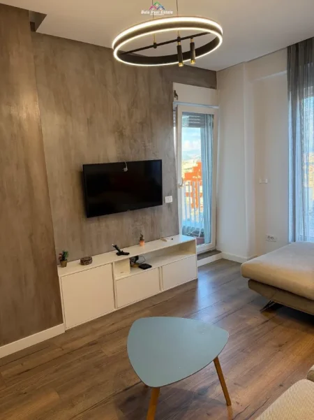 Tirane, jepet me qera apartament 2+1+Ballkon Kati 11, 90 m² 800 € (Kompleksi Kontakt)