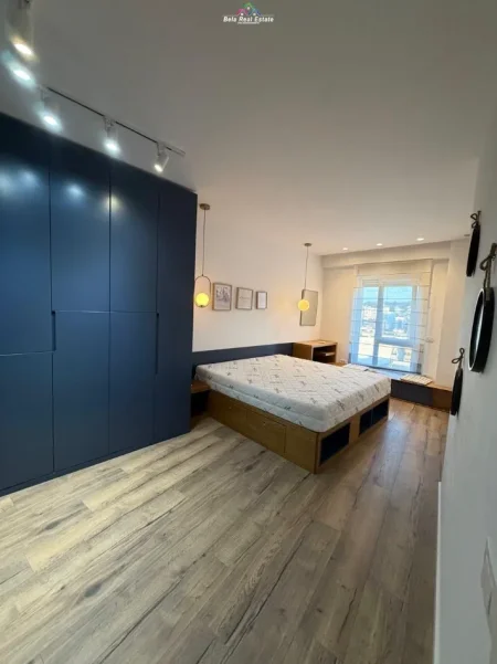 Tirane, jepet me qera apartament 2+1+Ballkon Kati 11, 90 m² 800 € (Kompleksi Kontakt)