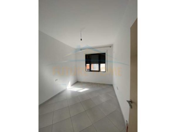 Tirane, jepet me qera apartament 3+1 Kati 2, 130 m² 430 Euro (Unaza e Re)