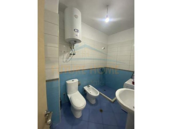 Tirane, jepet me qera apartament 3+1 Kati 2, 130 m² 430 Euro (Unaza e Re)