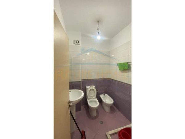 Tirane, jepet me qera apartament 3+1 Kati 2, 130 m² 430 Euro (Unaza e Re)