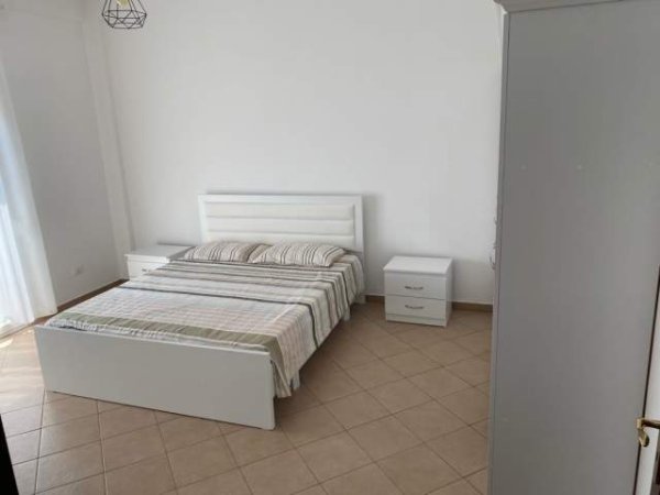 Tirane, jepet me qera apartament 3+1+BLK Kati 2, 140 m² 60.000 Leke (RRUGA ARBEN BOCI)