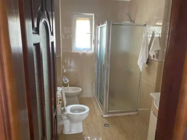 Tirane, jepet me qera apartament 3+1+BLK Kati 2, 140 m² 60.000 Leke (RRUGA ARBEN BOCI)