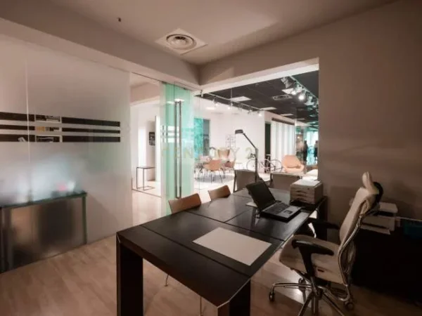 Tirane, shitet ambjent biznesi Kati 3, 296 m² 1.100.000 Euro (Rruga Elbasanit)