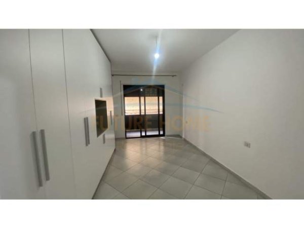 Tirane, jepet me qera apartament 3+1 Kati 2, 130 m² 430 Euro (Unaza e Re)