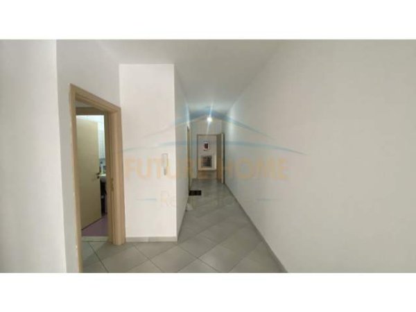 Tirane, jepet me qera apartament 3+1 Kati 2, 130 m² 430 Euro (Unaza e Re)