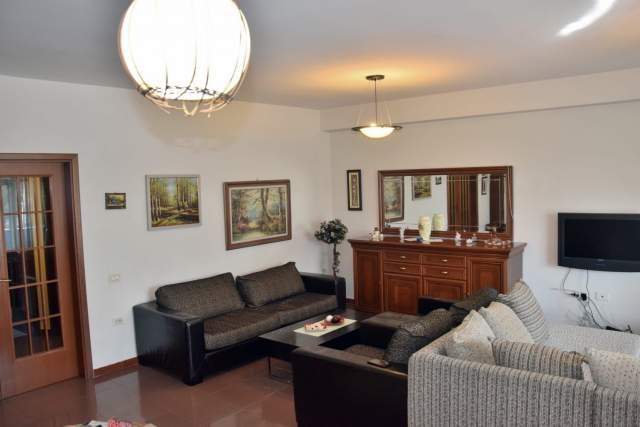 Tirane, jepet me qera apartament Kati 3, 130 m² 600 Euro (Bllok)