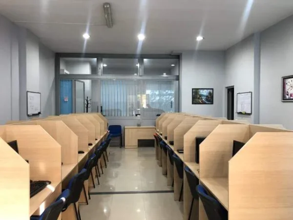 Tirane, jepet me qera ambjent biznesi Kati 0, 99 m² 1.000 Euro (Rruga e Kavajes)