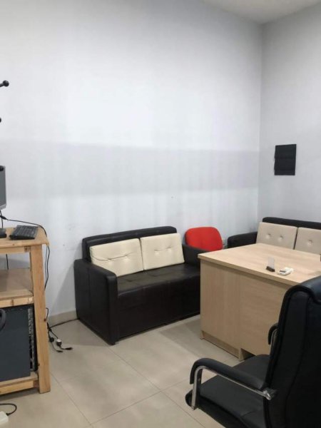 Tirane, jepet me qera ambjent biznesi Kati 0, 99 m² 1.000 Euro (Rruga e Kavajes)