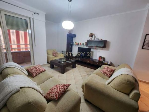 Tirane, jepet me qera apartament 2+1 Kati 5, 95 m² 650 Euro (rruga e dibres)