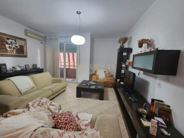 Tirane, jepet me qera apartament 2+1 Kati 5, 95 m² 650 Euro (rruga e dibres)
