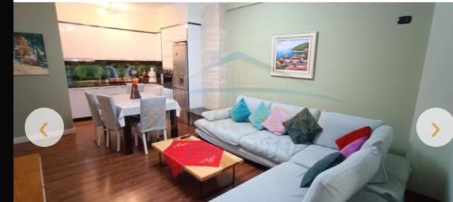 Tirane, jepet me qera apartament 2+1 Kati 4, 85 m² 500 Euro (Rruga Todi Shkurti)