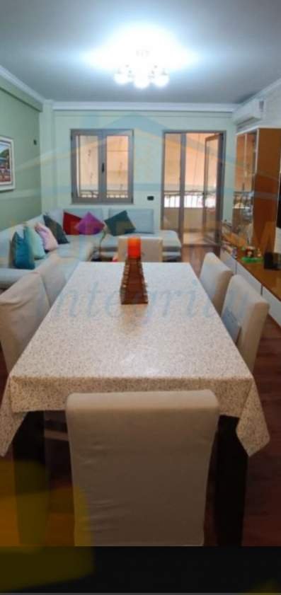 Tirane, jepet me qera apartament 2+1 Kati 4, 85 m² 500 Euro (Rruga Todi Shkurti)