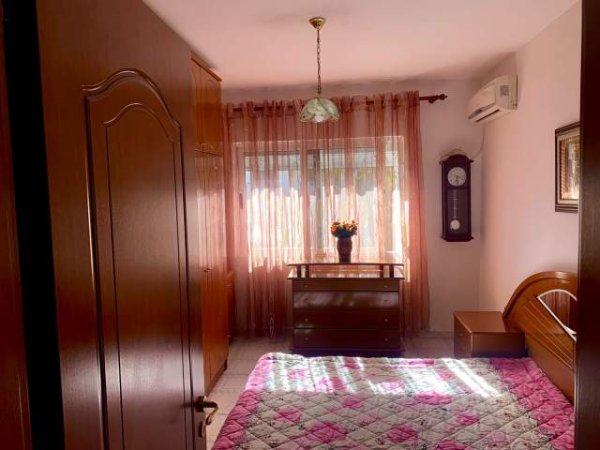 Tirane, jepet me qera apartament 2+1+BLK Kati 2, 70 m² 470 Euro (Sheshi Shtraus)
