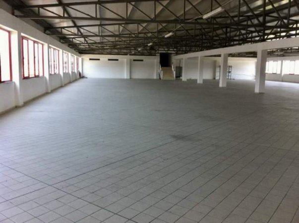 Tirane, jepet me qera magazine Kati 1, 1.700 m² 6.800 Euro (Afer Qtu)