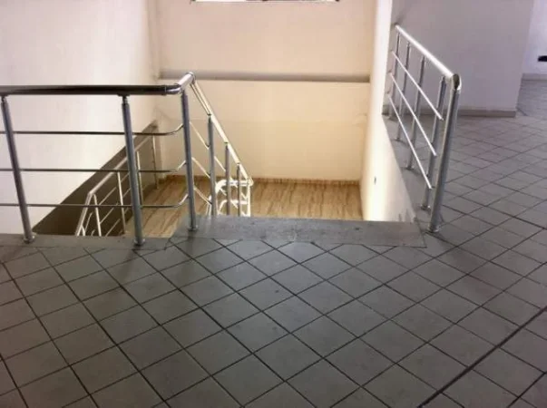 Tirane, jepet me qera magazine Kati 1, 1.700 m² 6.800 Euro (Afer Qtu)