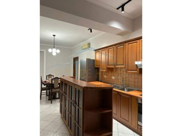 Tirane, jepet me qera apartament 2+1+BLK Kati 2, 100 m² 700 Euro (Rruga Tefta Tashko Koco)