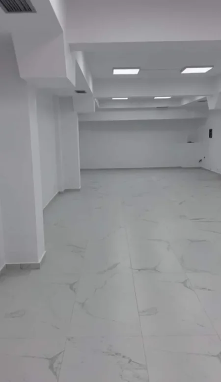 Tirane, shes dyqan Kati -1, 100 m² 150.000 Euro (Ish stacioni i fundit i Tiranes re)