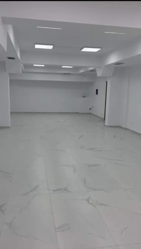 Tirane, shes dyqan Kati -1, 100 m² 150.000 Euro (Ish stacioni i fundit i Tiranes re)
