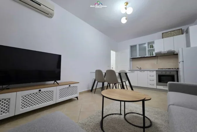 Tirane, jepet me qera apartament 1+1+Ballkon Kati 4, 65 m² 650 € (prane grepi i arte)