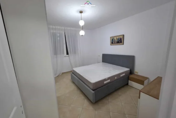 Tirane, jepet me qera apartament 1+1+Ballkon Kati 4, 65 m² 650 € (prane grepi i arte)
