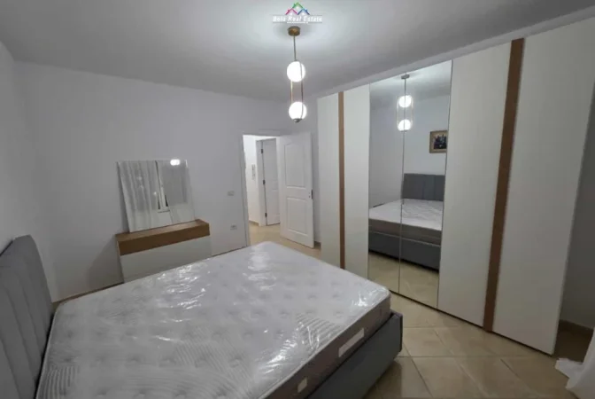 Tirane, jepet me qera apartament 1+1+Ballkon Kati 4, 65 m² 650 € (prane grepi i arte)