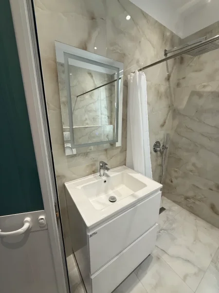 Tirane, jepet me qera 1+1 , 300 €