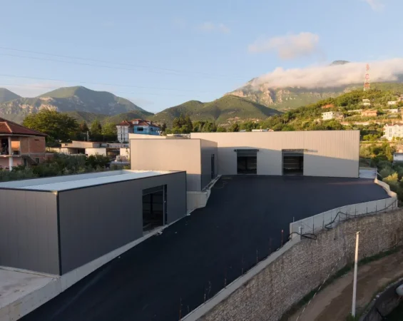 Tirane, jepet me qera ambjent biznesi Kati 1, 5.500 m² 1.500 € (Rruga Arbërit)