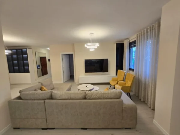 Tirane, jepet me qera apartament 3+1 Kati 3, 130 m² 1.200 € (Komuna e Parisit)