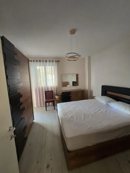 Tirane, jepet me qera apartament 3+1 Kati 3, 130 m² 1.200 € (Komuna e Parisit)