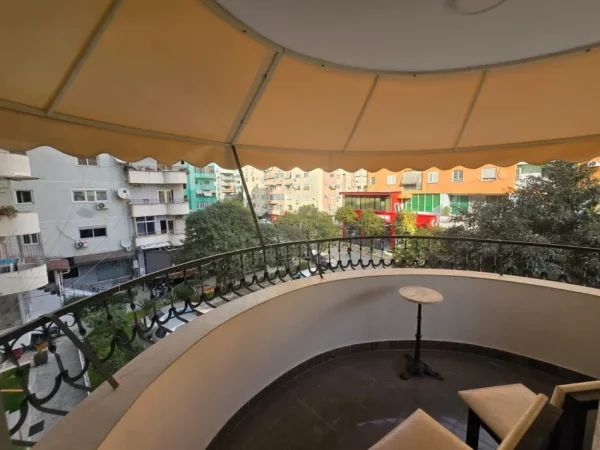 Tirane, jepet me qera apartament 3+1 Kati 3, 130 m² 1.200 € (Komuna e Parisit)