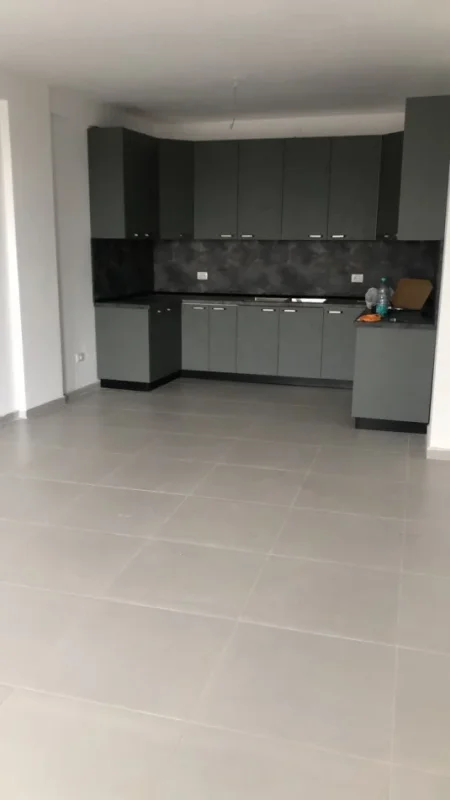 Tirane, jepet me qera apartament 2+1 Kati 4, 100 m² 500 € (Rruga e Dibrës)