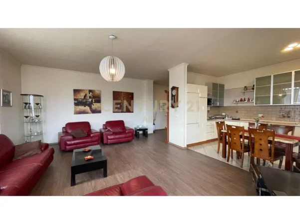 Tirane, jepet me qera apartament 2+1+Ballkon Kati 4, 130 m² 800 € (myslym shyri)