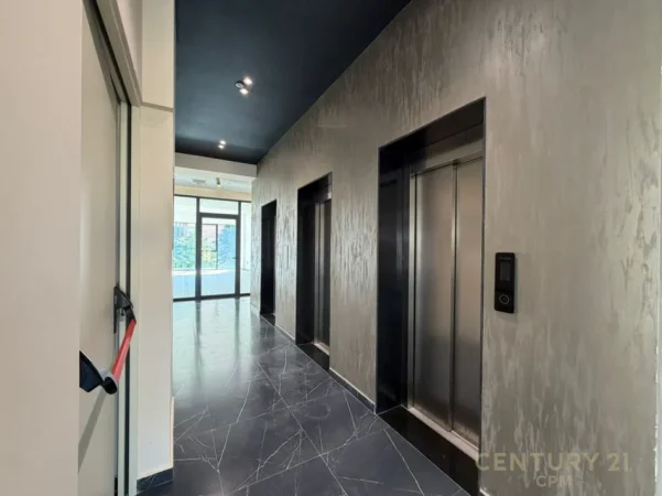 Tirane, jepet me qera zyre Kati 1, 359 m² 7.200 € (rruga e barrikadave)