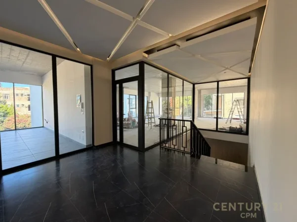 Tirane, jepet me qera zyre Kati 1, 359 m² 7.200 € (rruga e barrikadave)