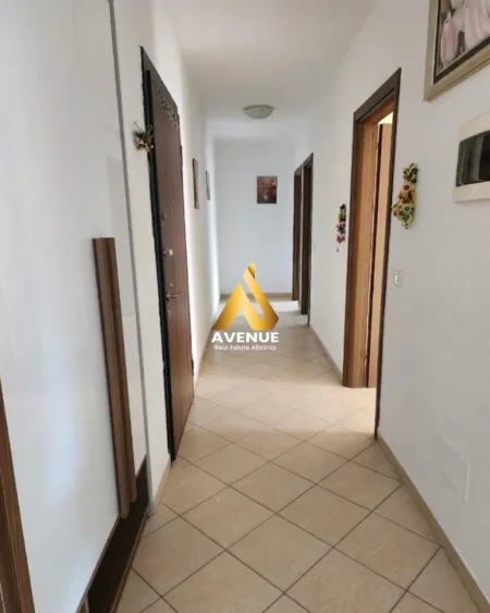 Tirane, jepet me qera apartament 2+1 Kati 3, 100 m² 550 € (Bulevardi i Ri)