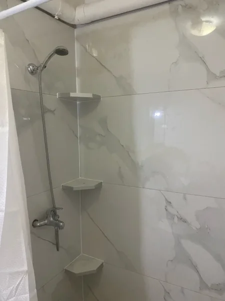 Tirane, jepet me qera apartament 1+1 Kati 4, 50 m² 500 € (Rr. Myslym Shyri te Someg)