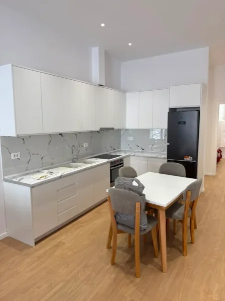 Tirane, jepet me qera apartament 2+1 Kati 1, 600 € (Kodra e Diellit)