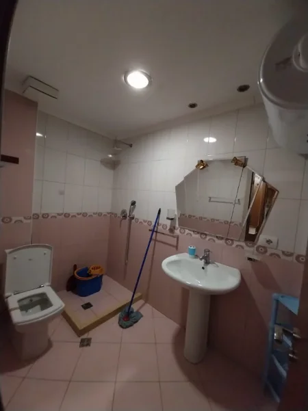 Tirane, jap me qera apartament 1+1+Ballkon Kati 3, 85 m² 550 € (Rruga Medar Shtylla)