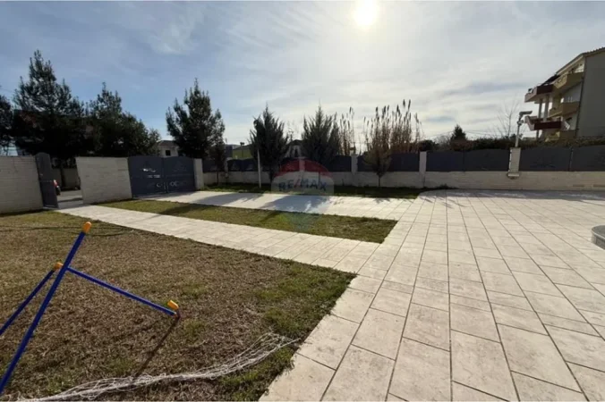Tirane, shitet Vile , 800 m² 350.000 € (Rinas, Tiranë)