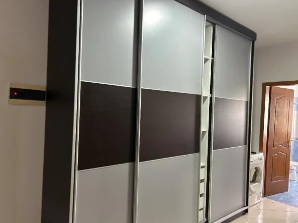 Tirane, jap me qera apartament 2+1+Aneks+Ballkon Kati 3, 106 m² 600€ (Rruga Rrapo Hekali). *NUK PRANOJ OFERTA NGA AGJENSITE, VETEM PERSONA/FAMILJARE*