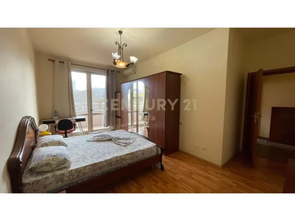 Tirane, jepet me qera apartament 2+1+Ballkon Kati 4, 130 m² 800 € (myslym shyri)