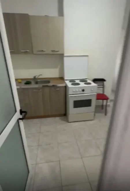 Tirane, jepet me qera apartament 1+1 Kati 1, 45 m² 350 € (Pallati me Shigjeta)