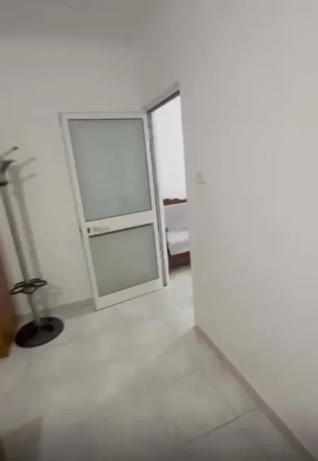 Tirane, jepet me qera apartament 1+1 Kati 1, 45 m² 350 € (Pallati me Shigjeta)
