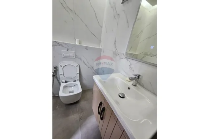 Tirane, jepet me qera dyqan , 130 m² 1.700 € 