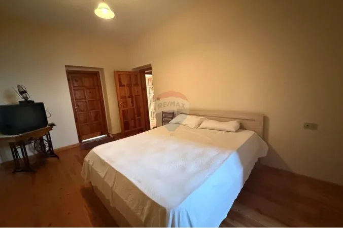 Tirane, jepet me qera zyre , 247 m² 1.000 € (Ambasada Amerikane)