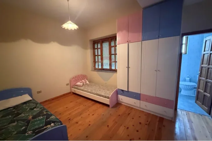 Tirane, jepet me qera zyre , 247 m² 1.000 € (Ambasada Amerikane)